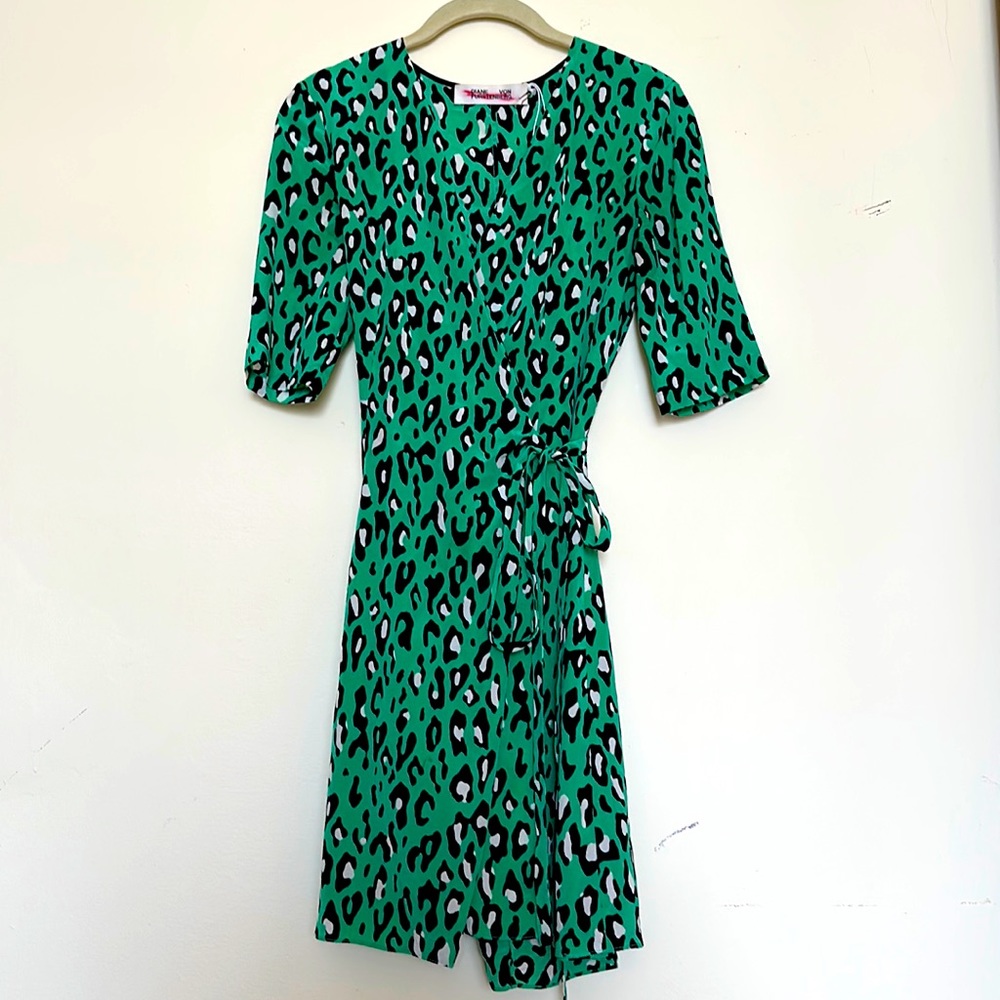 DVF 💯 silk leopard print wrap dress